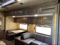 2017 Trails West Sierra Prestige 831 Gooseneck Horse Trailer — الصورة 5