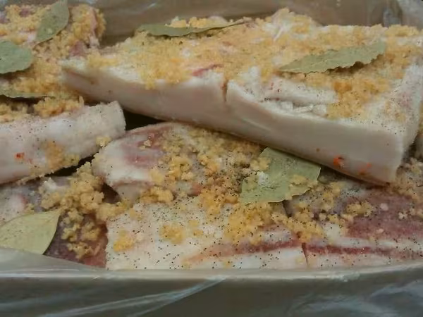 Шпик соленый на шкуре зам.
